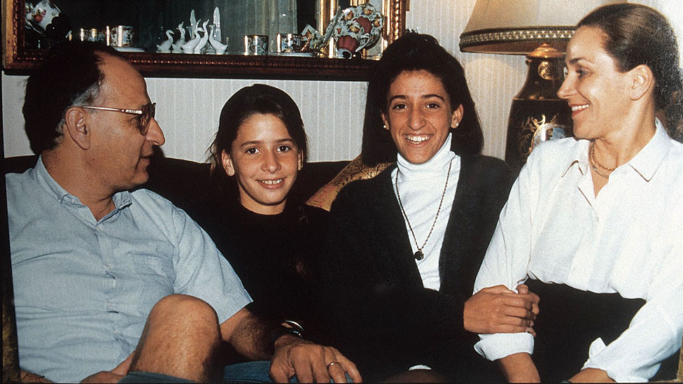 De izquierda a derecha: su padre, Luis Rosas; María Soledad; su hermana, María Gabriela; su madre, Marta Rey de Rosas.