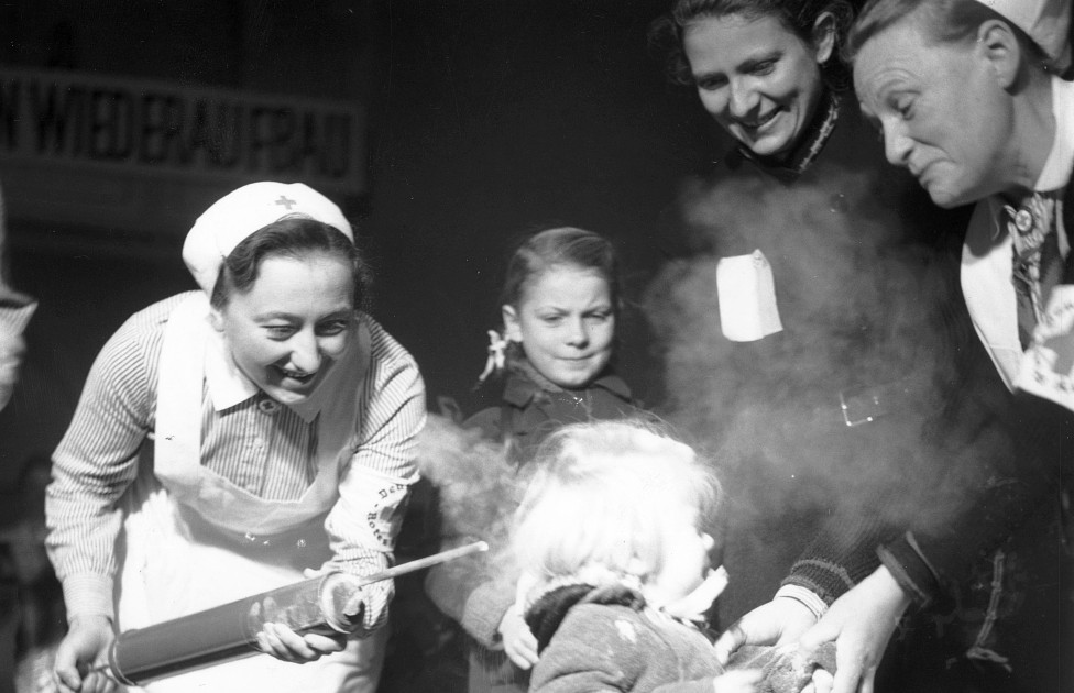 Una niña es rociada con DDT en Alemania en 1945