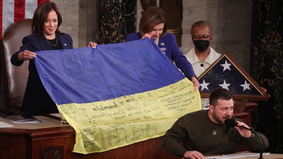 Kamala Haris i Nensi Pelozi sa ukrajinskom zastavom tokom govora predsednika te zemlje Volodimira Zelenskog