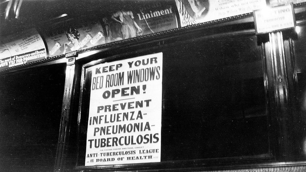 Cartel en un transporte público de 1918 - 1919 que recomienda abrir las ventanas para evitar enfermedades.