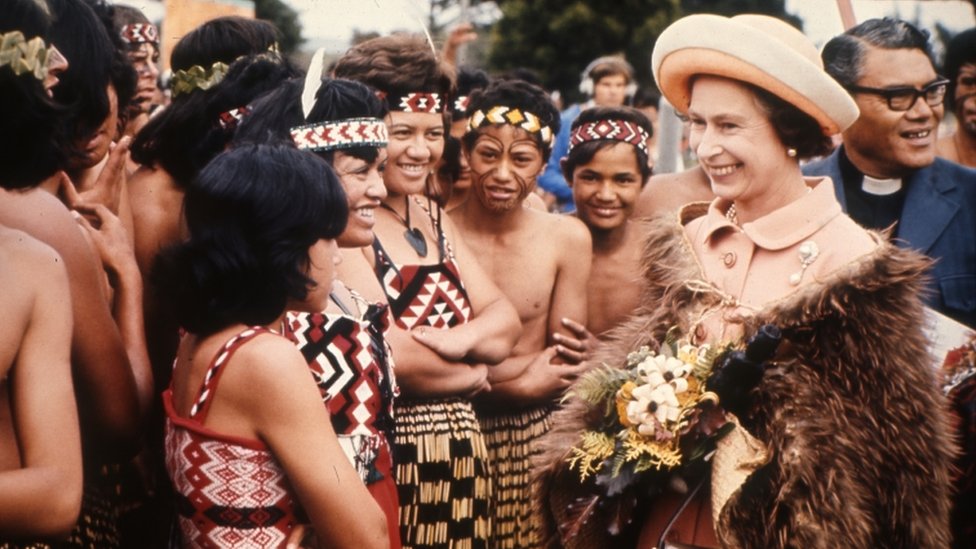 1977年女王在新西蘭訪問期間與當地民眾交談