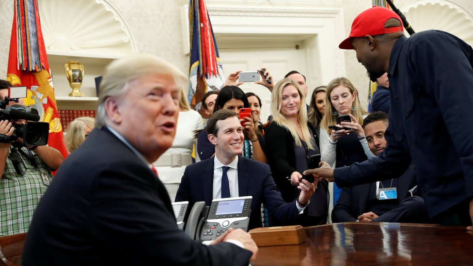 Donald Trump, Kanye West y Jared Kushner en la Oficina Oval.