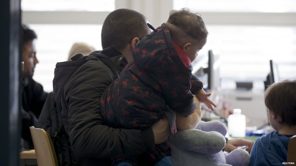 Лица, ищущие убежища, ждут подачи заявления о предоставлении статуса беженца в Федеральное управление по делам миграции и беженцев в Берлине в марте 2015 года