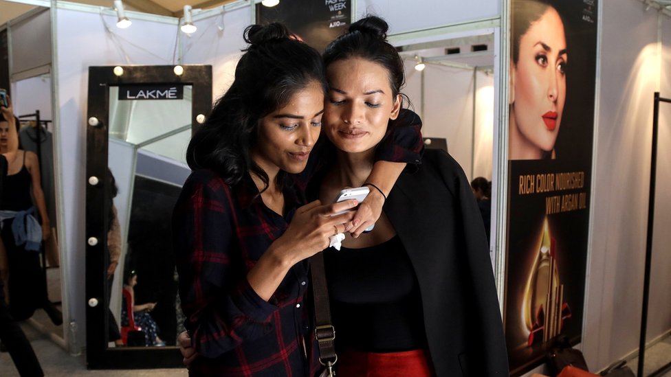 La modelo transgénero Anjali Lama (derecha) junto a una amiga durante la semana de la moda de Lakma, en India. La modelo transgénero Anjali Lama (derecha) junto a una amiga durante la semana de la moda de Lakma, en India.