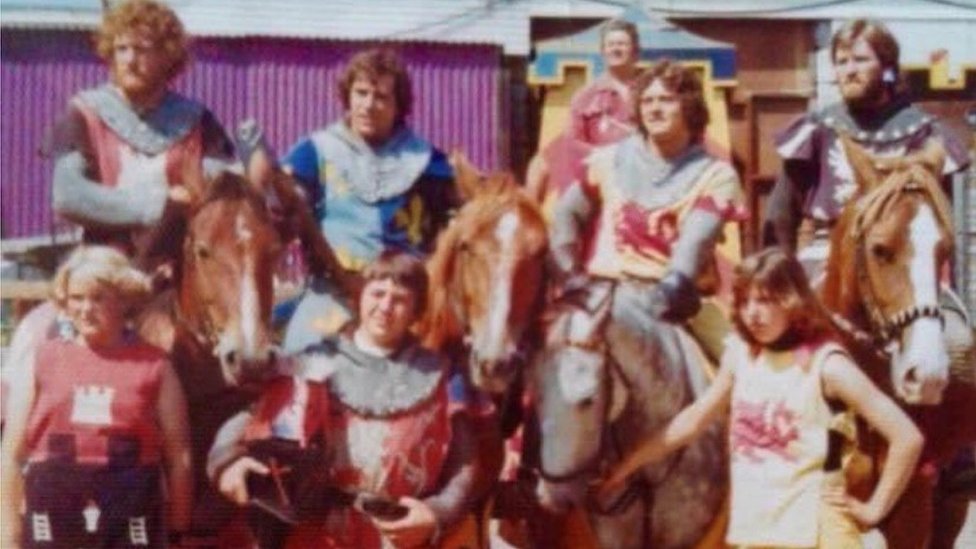 Грэм Джонс (в синих доспехах) с другими рыцарями в 1970-х