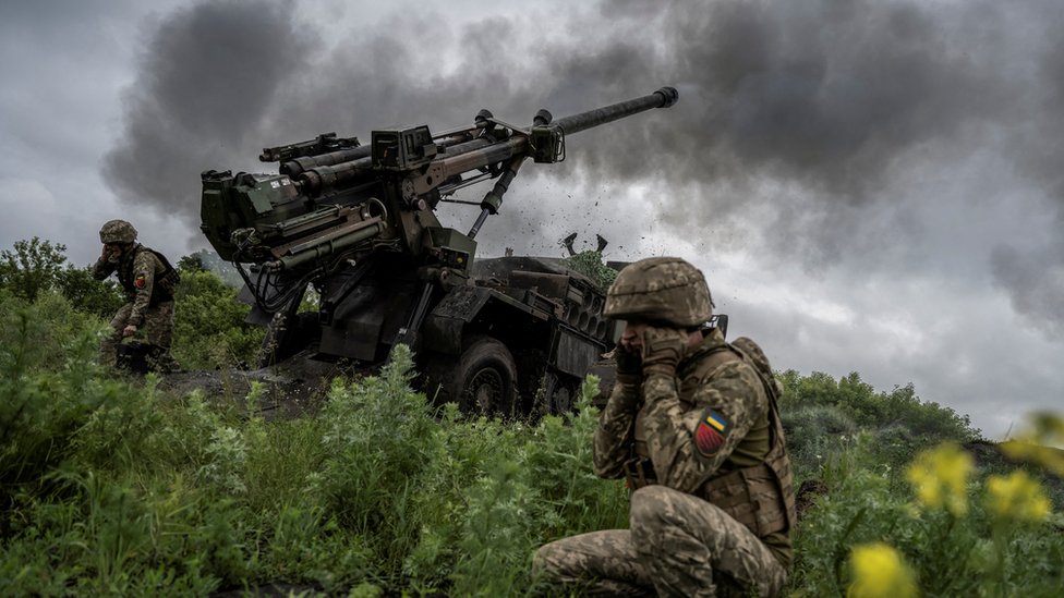 قوات أوكرانية تطلق نيران المدفعية في منطقة دونيتسك