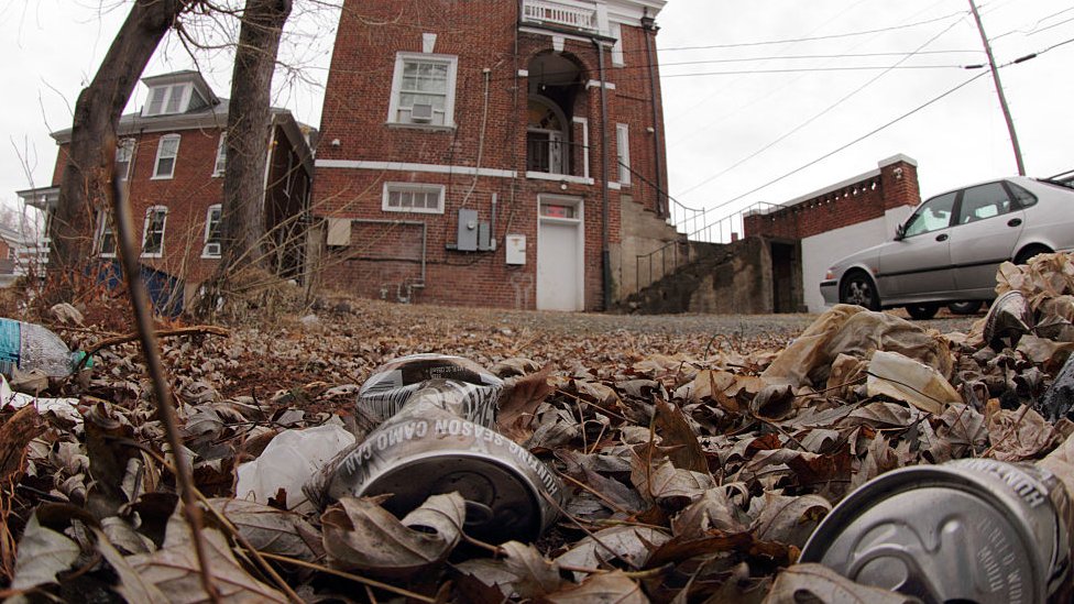 Para algunos estudiantes, las fraternidades son la posibilidad de burlar la ley que prohibe el consumo de alcohol a menores de 21 años en Estados Unidos. fraternidad