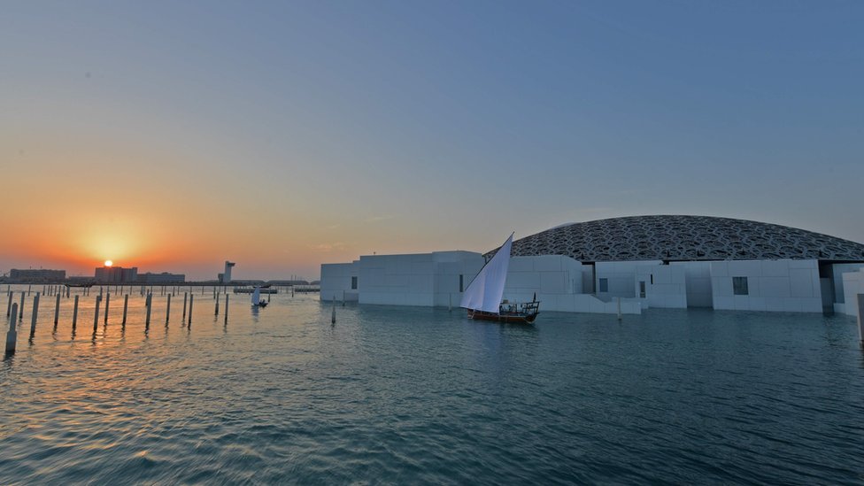 El óleo va camino al recién inagugurado museo Louvre Abu Dhabi. A general view shows part of the Louvre Abu Dhabi Museum designed by French architect Jean Nouvel on 8 November 2017 prior to the inauguration of the museum on Saadiyat island in the Emirati capital.
