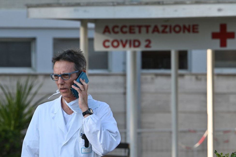 El médico Massimo Fantoni fuera del hospital de campaña para el covid-19 construido en el hospital Gemelli en Roma el 16 de marzo de 2020.