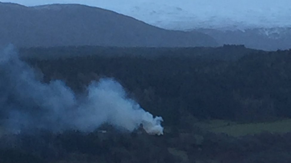 Дым поднимается от места пожара в Boleskine House