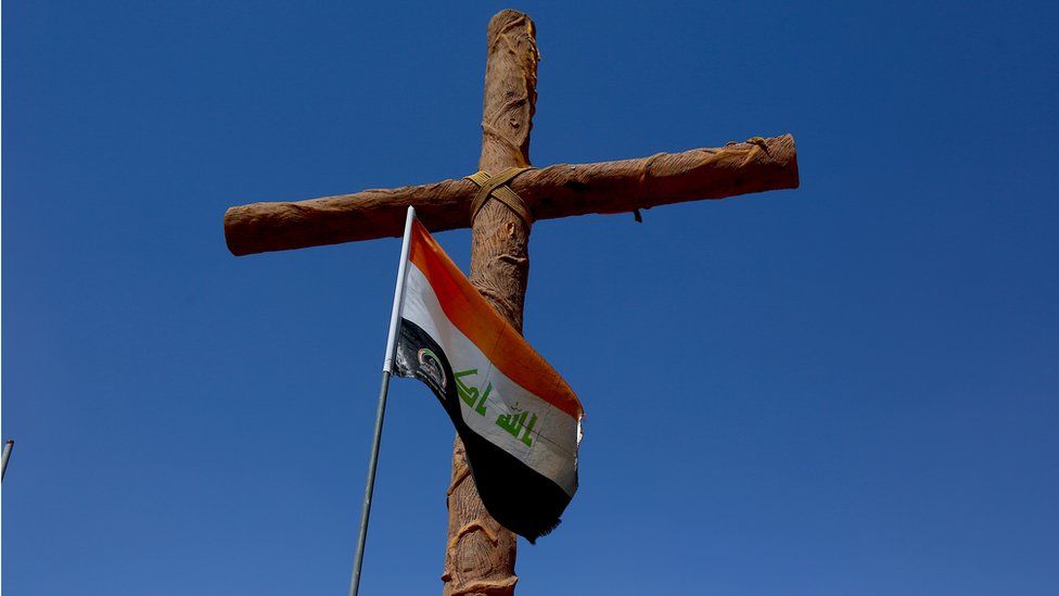 Cruz con la bandera de Irak