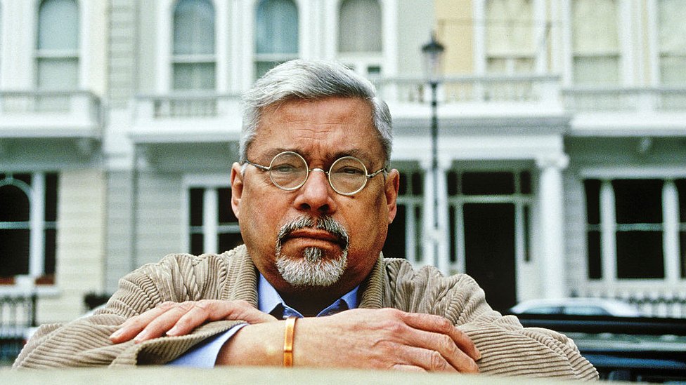 El escritor cubano Guillermo Cabrera Infante conoció a Caridad Mercader. Guillermo Cabrera Infante