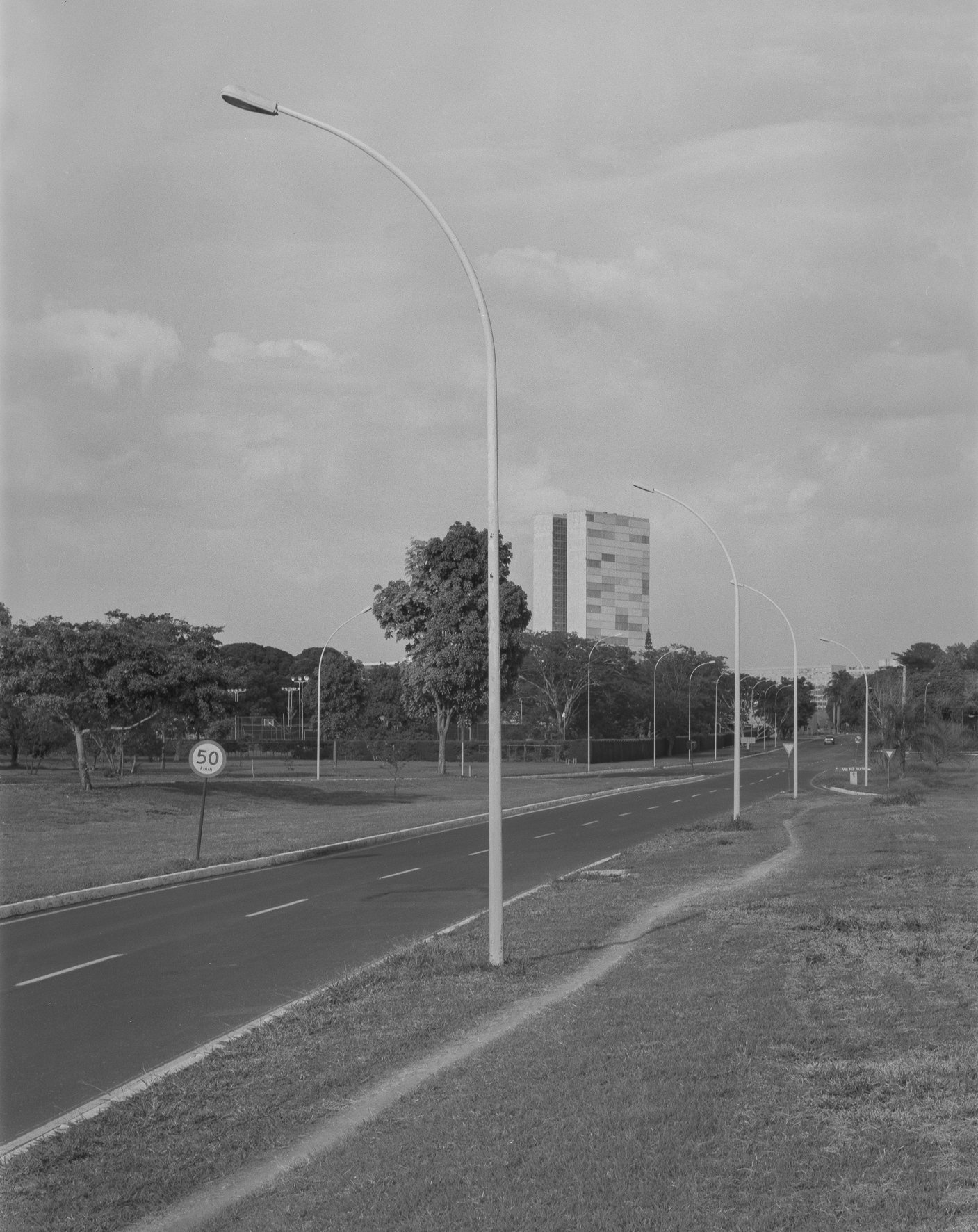 caminho criado na via N2 norte, com Congresso Nacional ao fundo