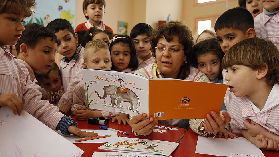 صورة قديمة من بيروت (2009) لمعلّمة تقرأ لطلّابها من إحدى المدارس