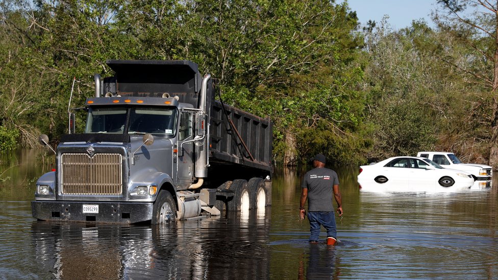 Sebuah truk terjebak banjir di Lake Charles, Louisiana, setelah Badai Delta