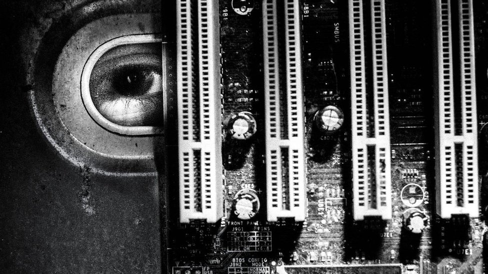 Ojo mirando a través de un dispositivo tecnológico.