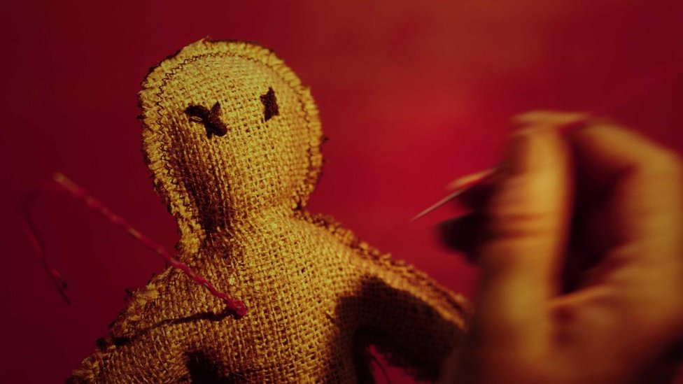 Los que se sintieron rechazados pincharon más agujas que el resto en la muñeca durante los experimentos. Aguja