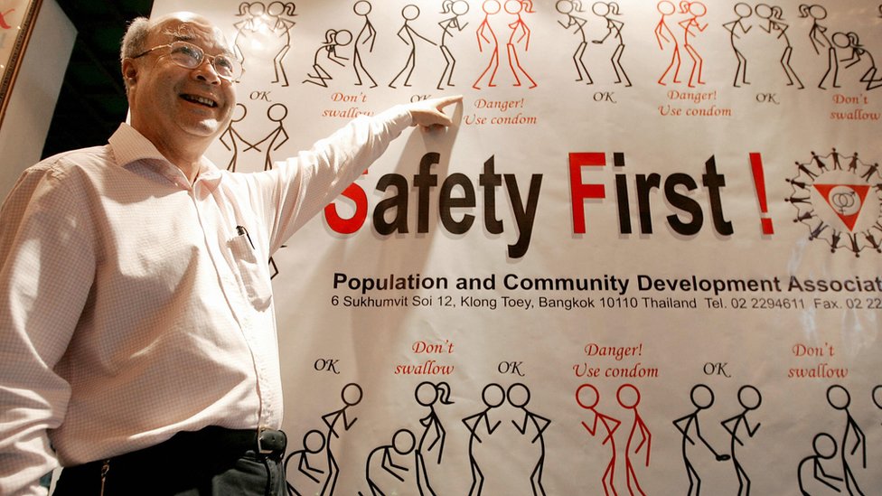 En Tailandia se salvaron 7,7 millones de vida "en gran medida gracias a las medidas y a la iniciativa de Mechai", dice la ex directora de Naciones Unidas Nanda Krairiksh. Michai Viravaidya, el "Rey de los condones" de Tailandia frente a un cartel promocional