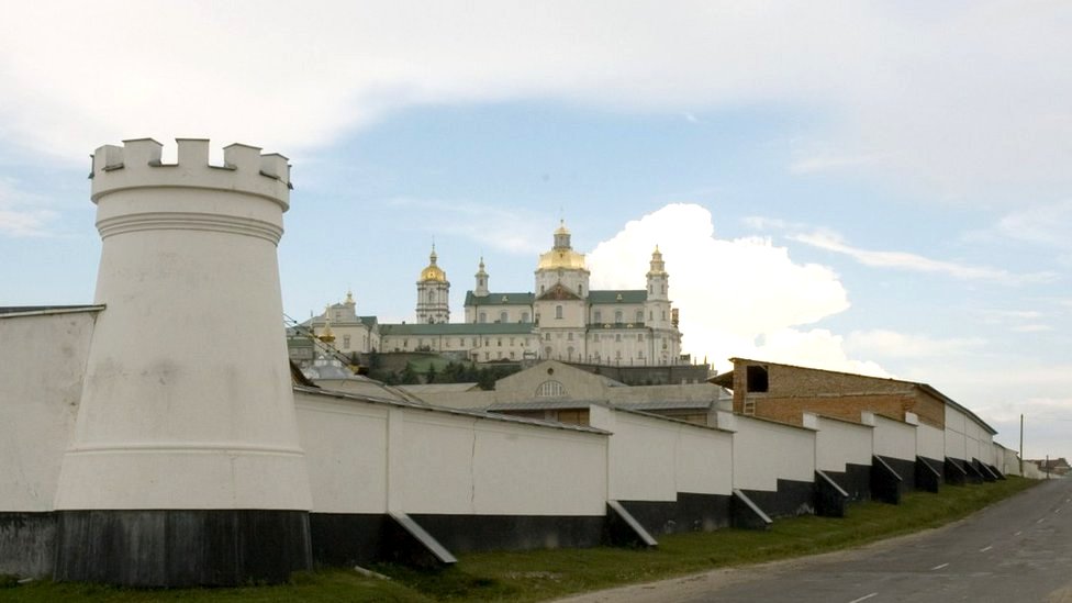Manastir je okružen drevnim zidinama