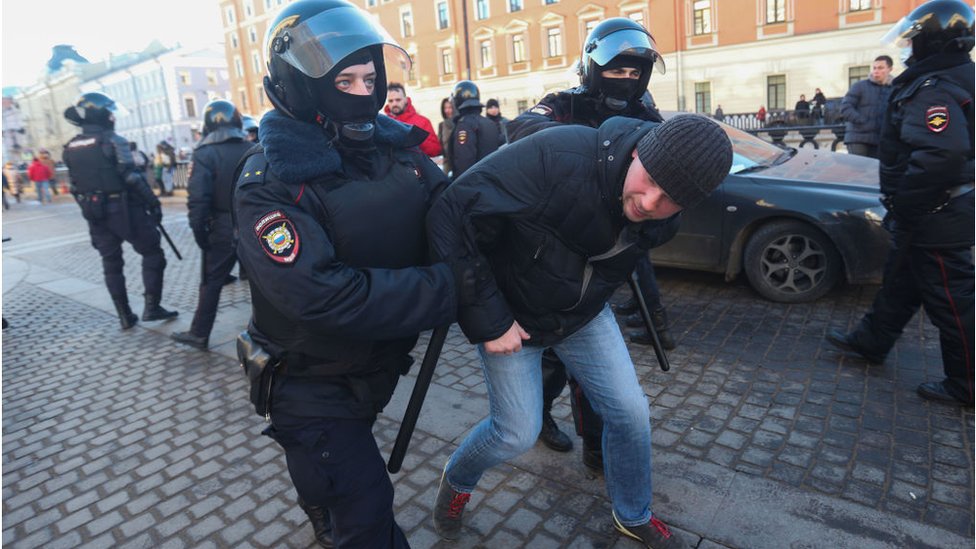 Dos policías rusos arrestando a un manifestante contra la guerra en Ucrania