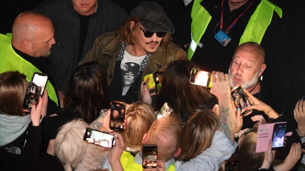 Johnny Depp asediado por fanáticos en Reino Unido, junio 2022