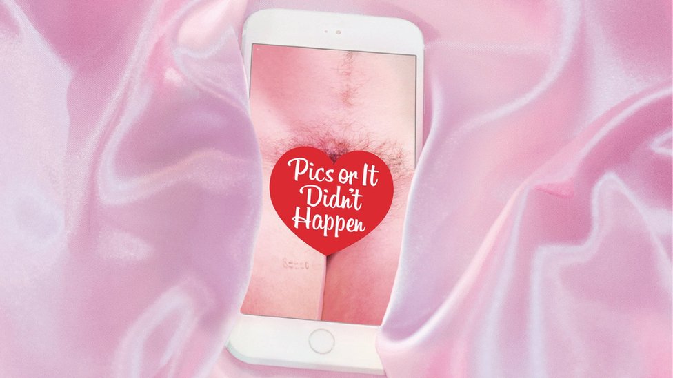 "Pics or it didnt happen" (fotos o nunca ocurrió) es el título de este libro que recoge imágenes prohibidas en la red social. Portada del libro "Pics or it didnt happen"