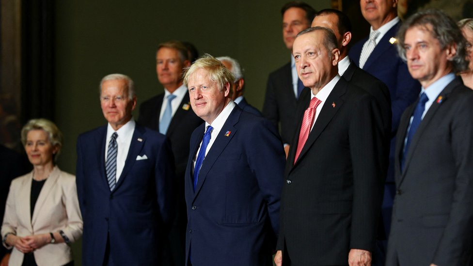 رئيس الوزراء البريطاني بوريس جونسون والرئيس التركي رجب طيب أردوغان والرئيس الأمريكي جو بايدن وغيرهم من قادة الناتو في القمة في مدريد.