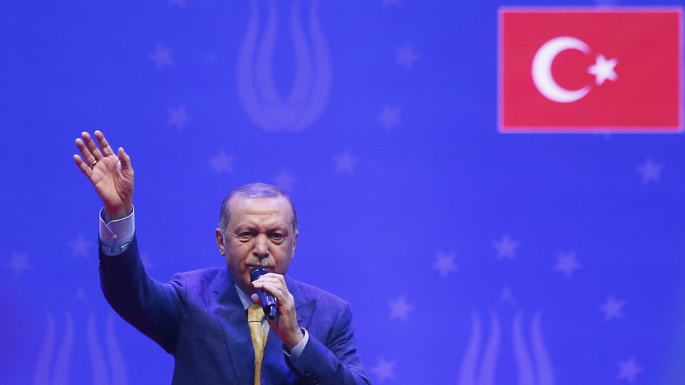 أردوغان يحيي أنصاره خلال خطابه في سراييفو