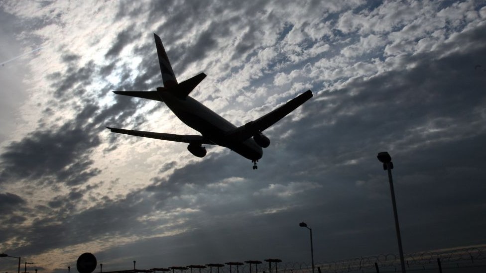 Самолет приземляется в аэропорту Хитроу