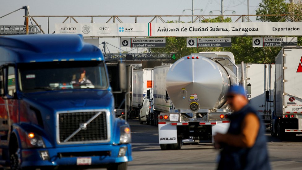 Camioneros en uno de los puestos aduaneros entre México y Estados Unidos