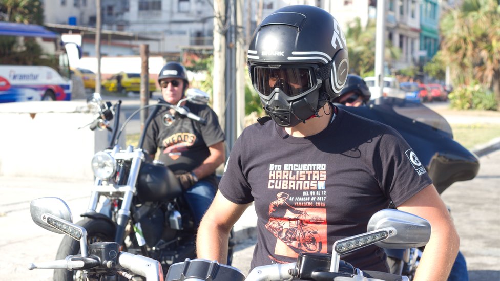 Algunos turistas dicen que hacen el tour porque están interesados en la historia del Che. Turistas en el tour en motocicleta que organiza Ernesto Guevara en Cuba.