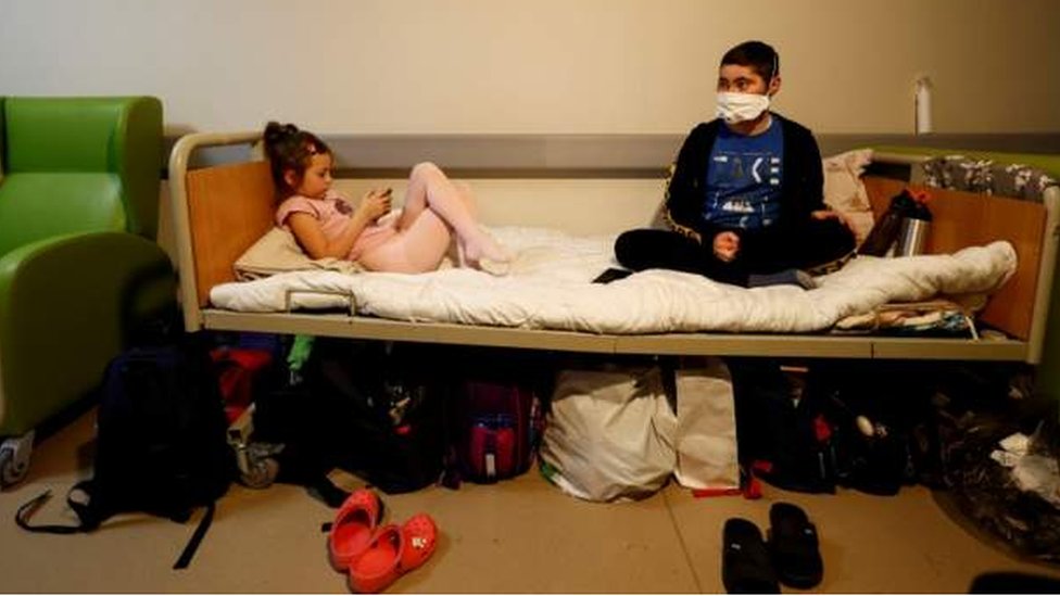 Deca u kijevskoj bolnici na krevetu u podrumu