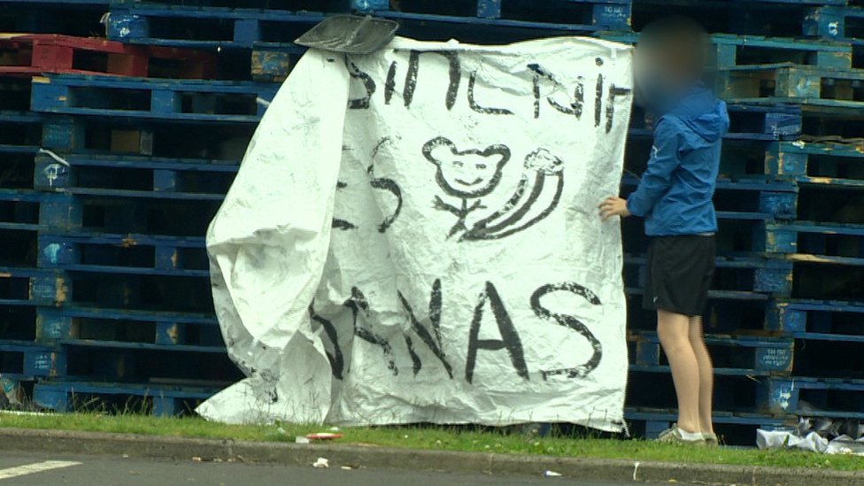 Баннер с расистским посланием о кельтском футболисте Скотте Синклере