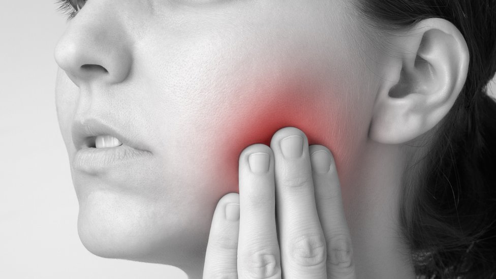 Un implante dental que salió mal, le causó problemas a Letizia. Dolor en la mandíbula