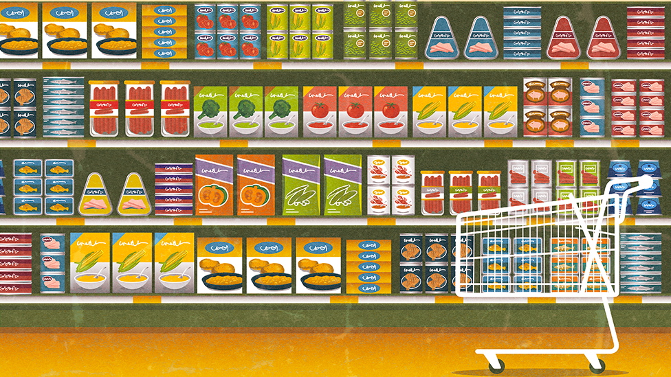 Ilustracija rafova u marketu popunjenih šarenolikim proizvodima