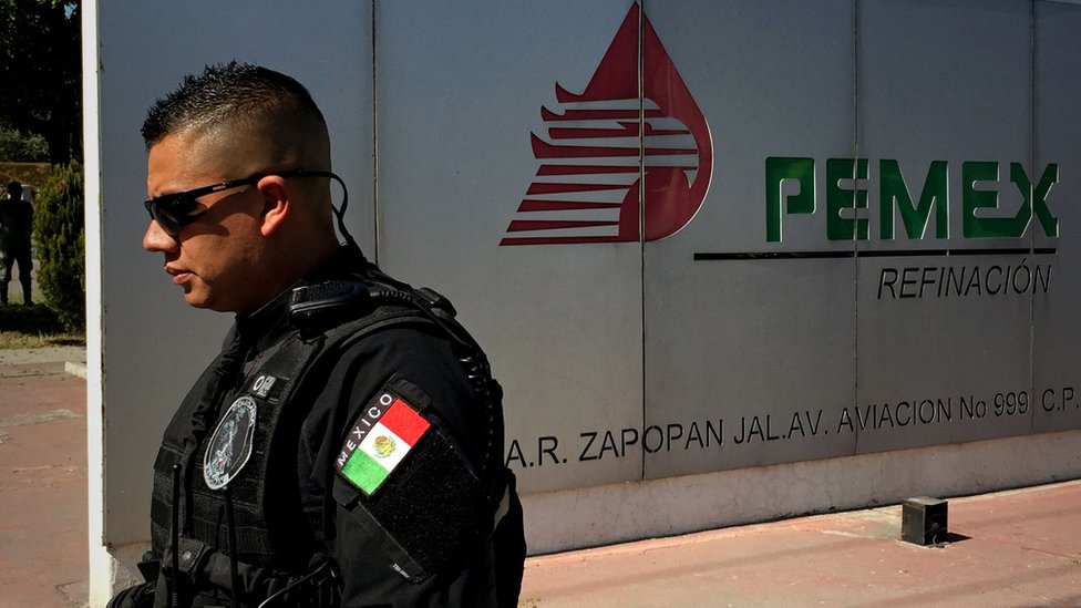 Policía frente a oficina de Pemex