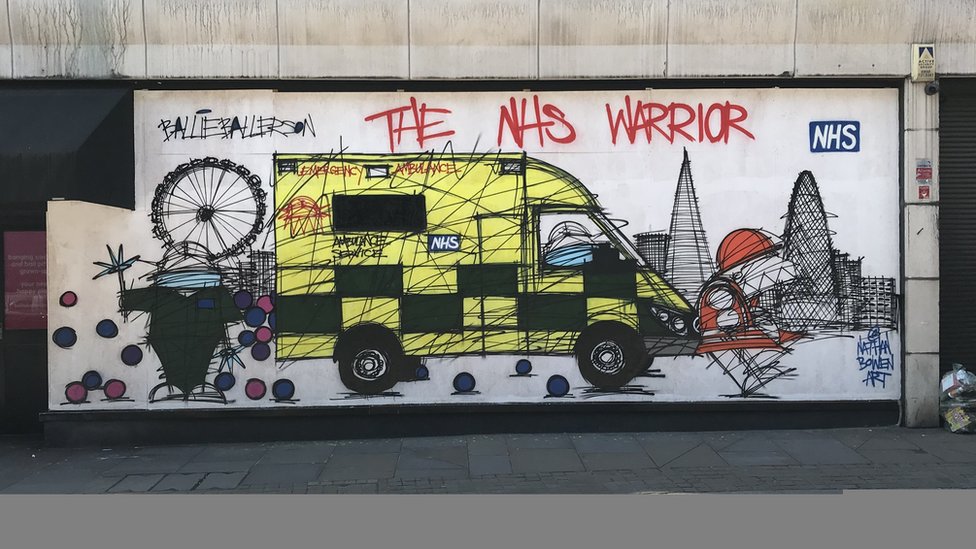 Скорая помощь и уличное искусство NHS