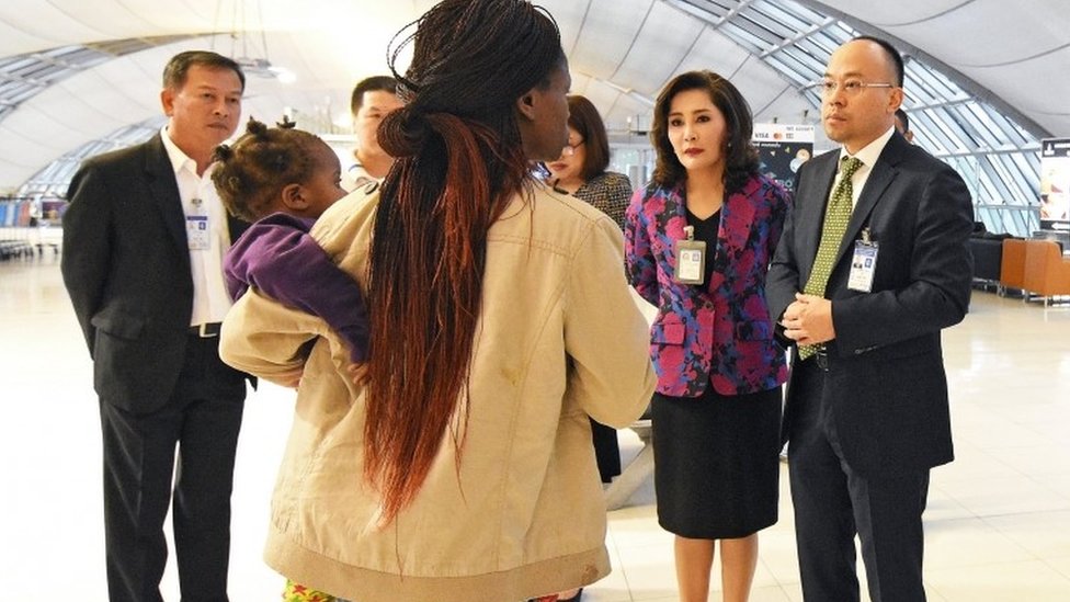 Тайские чиновники разговаривают с одним из членов семьи в аэропорту Суварнабхуми (27 декабря 2017 г.)