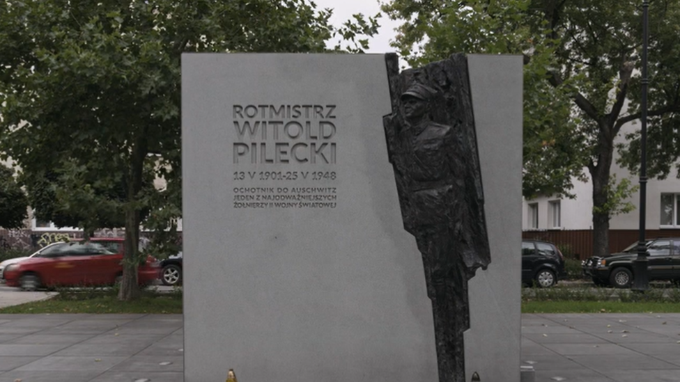 Monumento en honor a Pilecki.