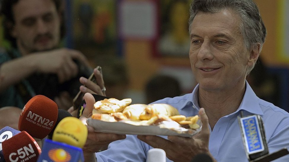 En Argentina, hasta la pastelería puede adquirir connotaciones políticas. Mauricio Macri repartiendo pasteles