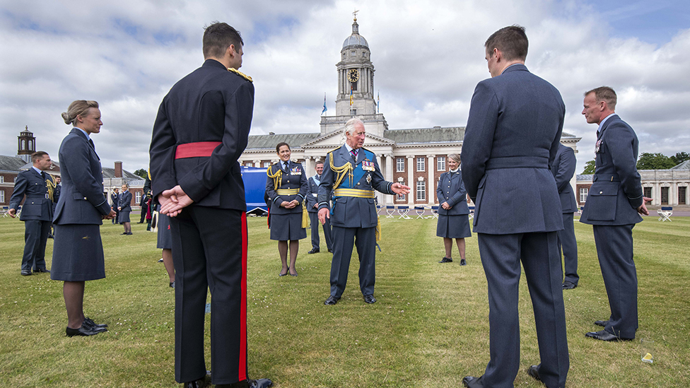 Принц Чарльз разговаривает с кадетами