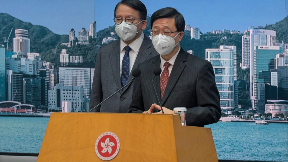 香港特區行政長官李家超（右）與政務司司長陳國基（左）在香港特區政府總部會見傳媒（中新社圖片1/9/2022）