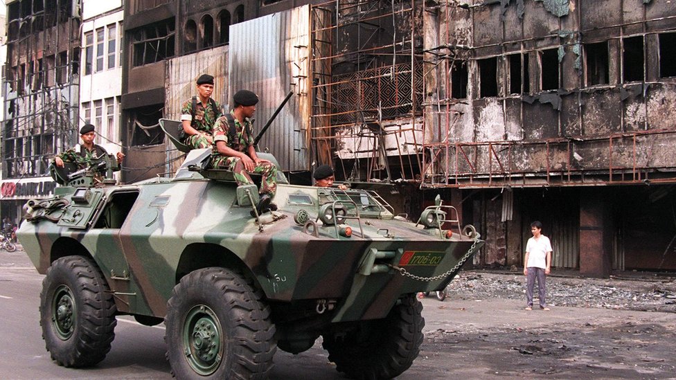 印尼軍隊在騷亂後巡視雅加達街道