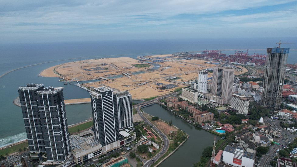 La arena recuperada del mar se está transformando en la ciudad portuaria de Colombo.