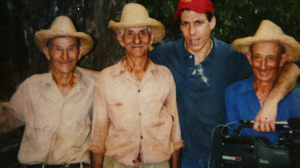 Tres hermanos campesinos cubanos que Alpert (de gorra roja) entrevistó a lo largo del tiempo para la película "Cuba y el camarógrafo". (Foto: Nagamitsu Endo) Jon Alpert junto a tres hermanos campesinos cubanos entrevistó para la película "Cuba y el camarógrafo". (Foto: Nagamitsu Endo)