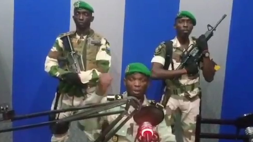 Солдаты объявляют о перевороте по государственному телевидению