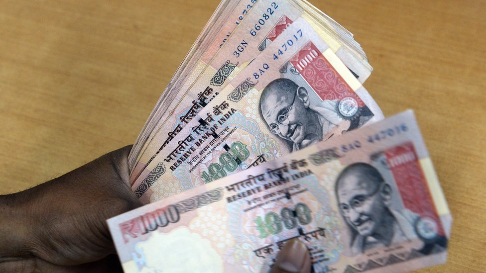 Индийский форекс-дилер считает банкноты в 1000 индийских рупий в Мумбаи 25 августа 2015 года.