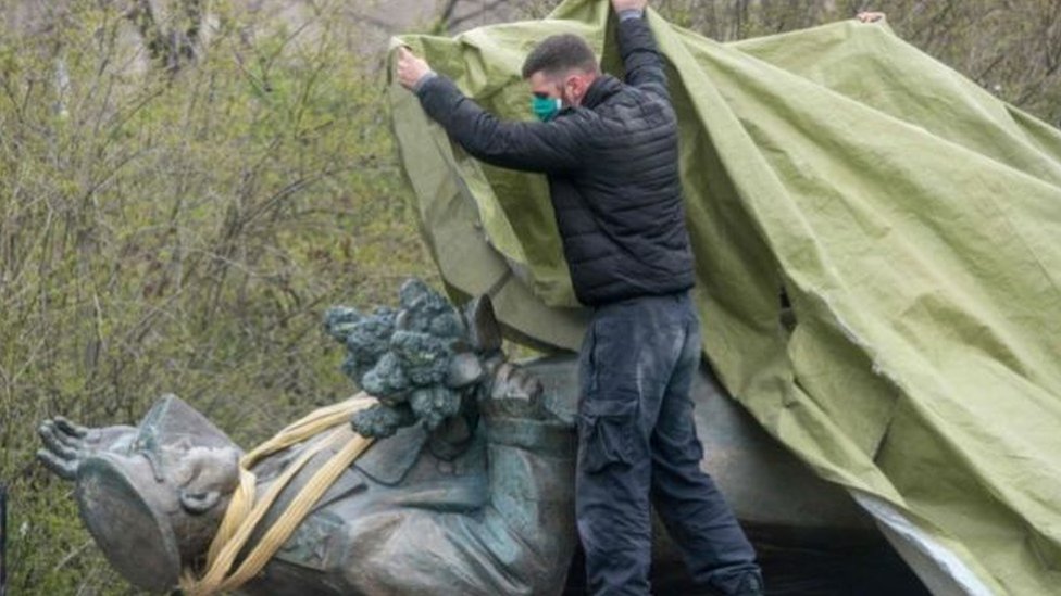 أزيل تمثال المارشال السوفيتي كونيف في براغ