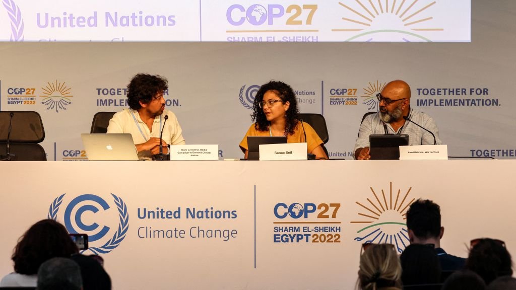 [출처: Getty Images] 알라 압둘 파타흐의 여동생 사나 세이프가 사름 엘 셰이크에서 개최 중인 COP27 기후 정상회담을 계기로 열린 기후 정의를 위한 국제 운동(International Campaign for Climate Justice)의 기자회견장에서 발언하고 있다