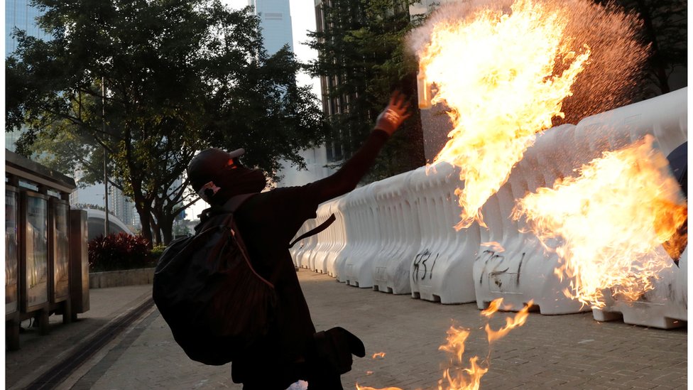 示威者向香港政府總部大樓扔汽油彈（香港9.15抗議）